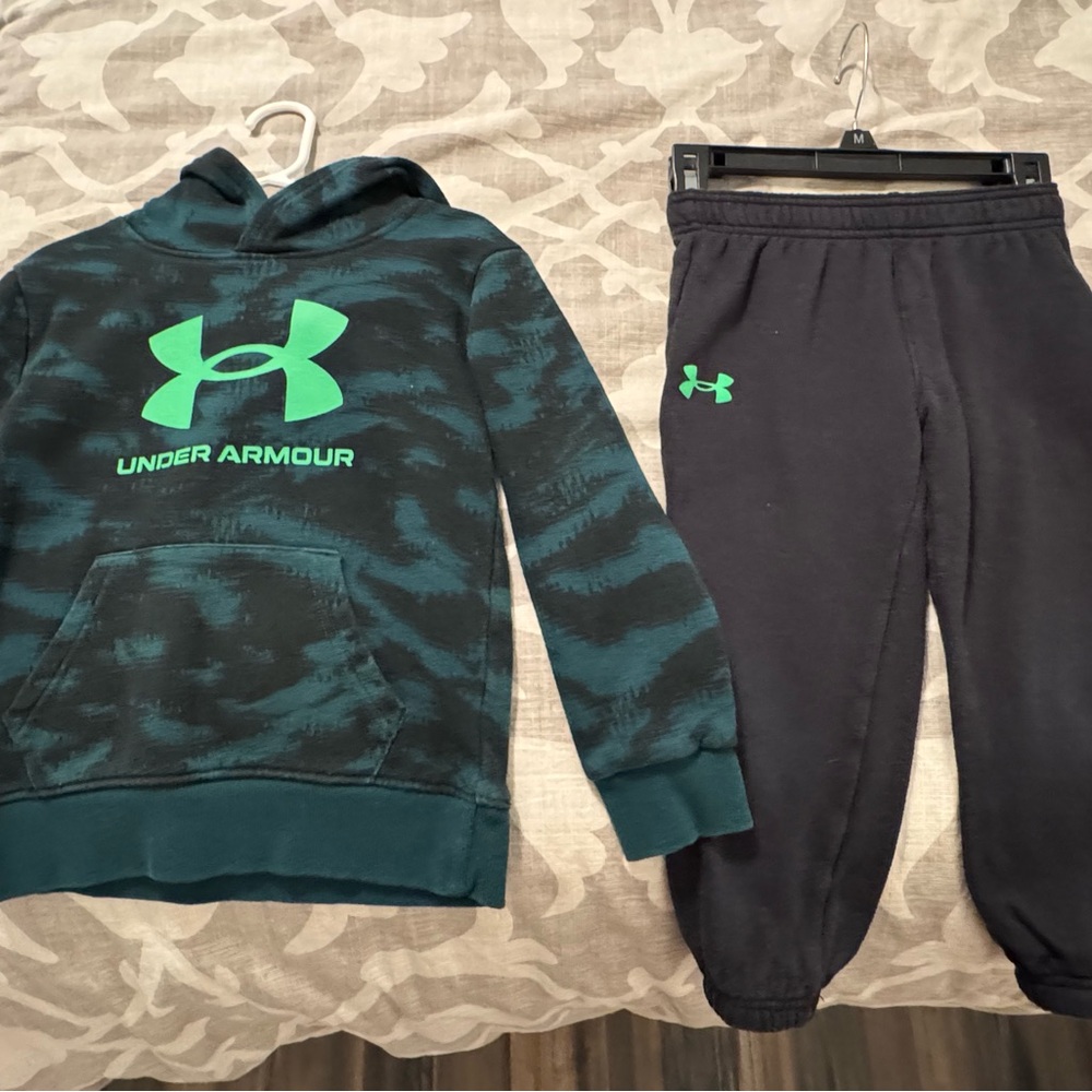 Under Armour Boys Size 4 Green and Black Hoodie and Pants Set